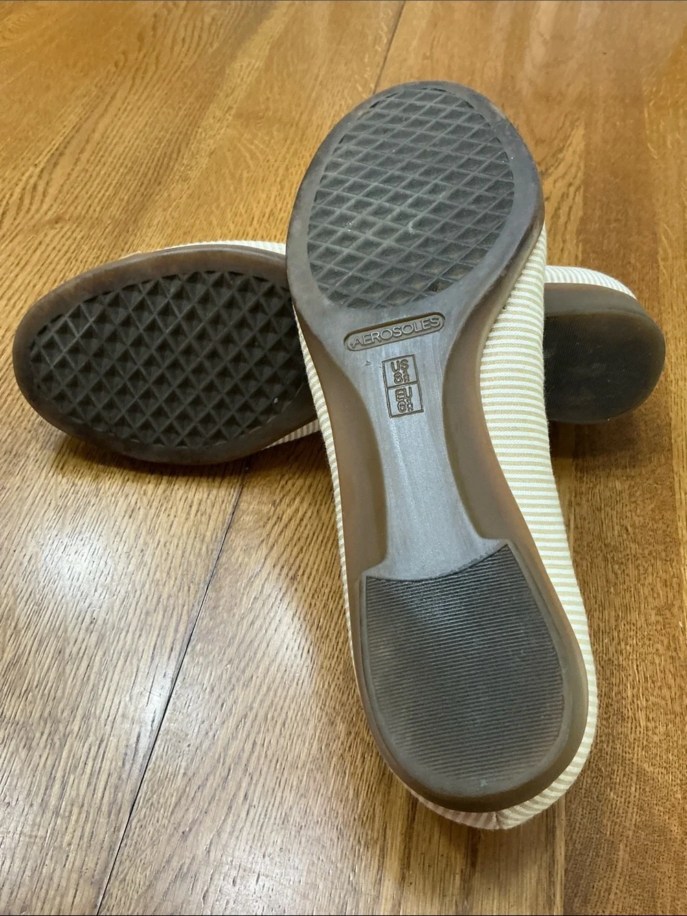 Woman’s AEROSOLES tan/white stripe flat with toe cap. Size 8.5. Bow.